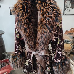 Abrigo de terciopelo de pelo largo y lentejuelas. - Imagen 1