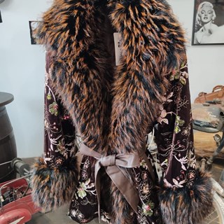 Abrigo de terciopelo de pelo largo y lentejuelas. - Imagen 1