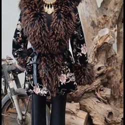 Abrigo de terciopelo de pelo largo y lentejuelas. - Imagen 2