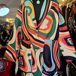 Abrigo psicodelico de paño multicolor. - Imagen 1