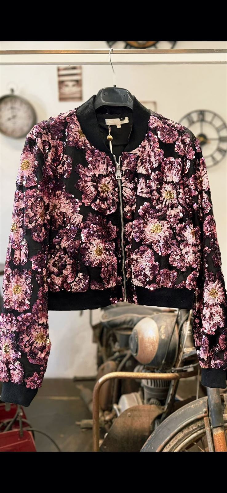 Chaqueta bomber de lentejuelas bordadas. - Imagen 1