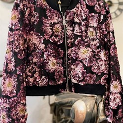 Chaqueta bomber de lentejuelas bordadas. - Imagen 1