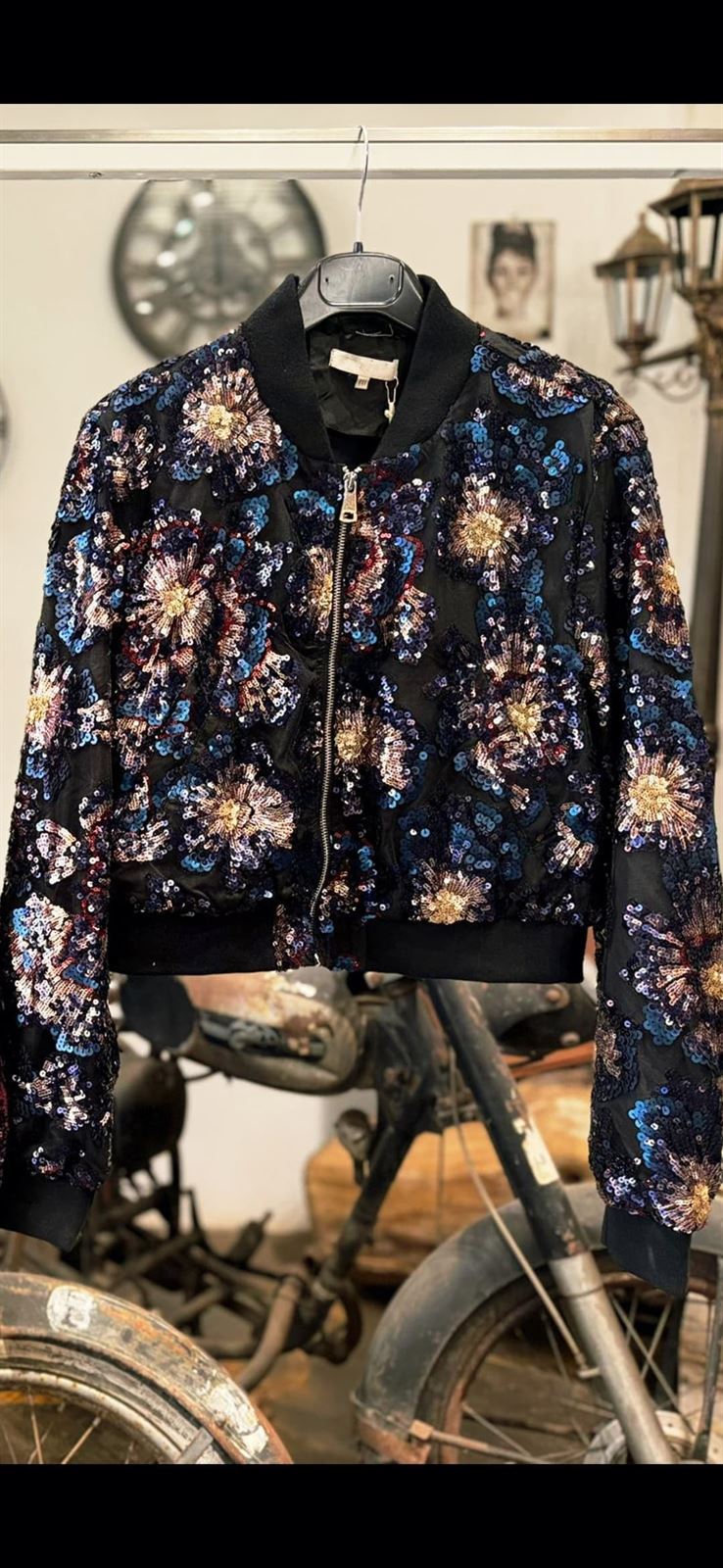 Chaqueta bomber de lentejuelas bordadas. - Imagen 3