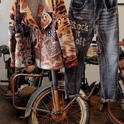 Chaqueta de neopreno rock animal print. - Imagen 2