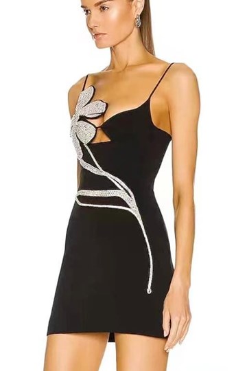 Vestido Bandage negro con flor plateada. - Imagen 1