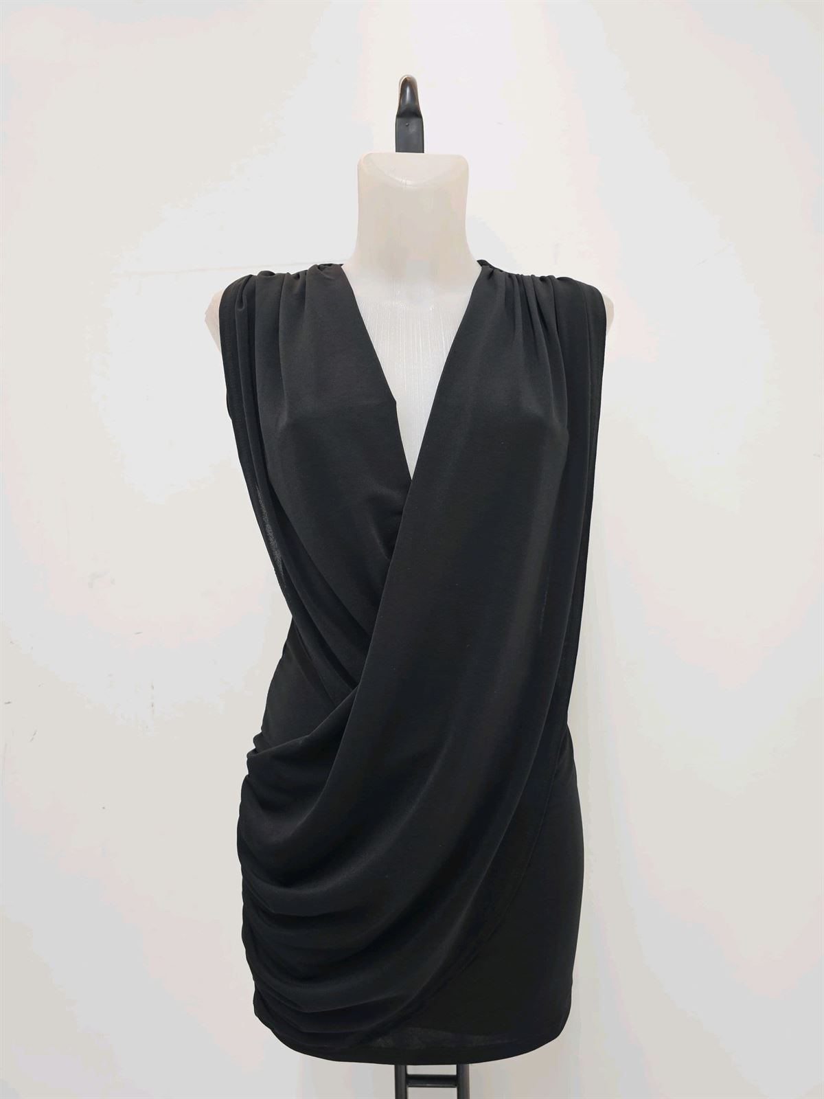 Vestido Corto drapeado con caída. - Imagen 6